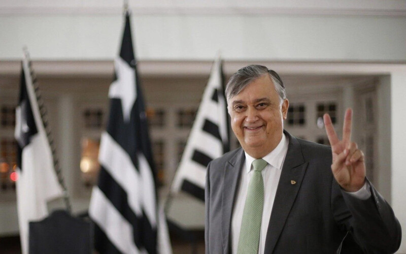 O presidente do Botafogo defende a permanência de Eduardo Barroca no clube