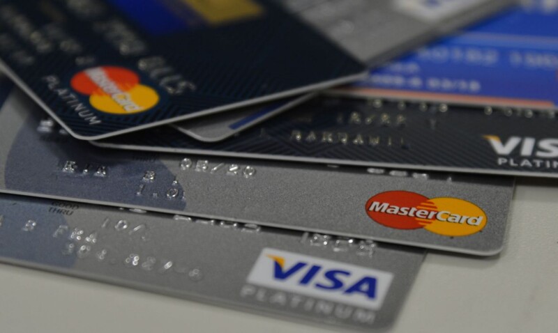 Os criminosos adquiriam dados de cartões de crédito em grupos de aplicativos de mensagens