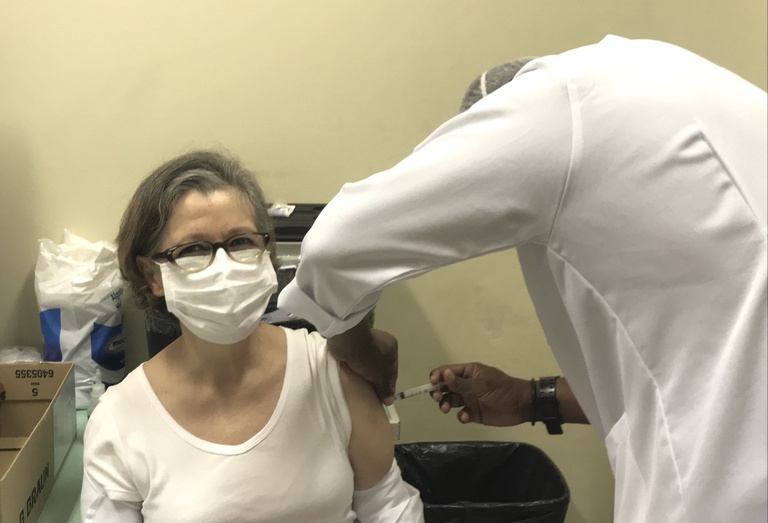 Wilma Medeiros, enfermeira no HUAP há 38 anos, foi a primeira pessoa vacinada no hospital