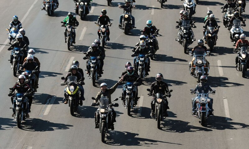 Jair Bolsonaro em desfile de moto com apoiadores