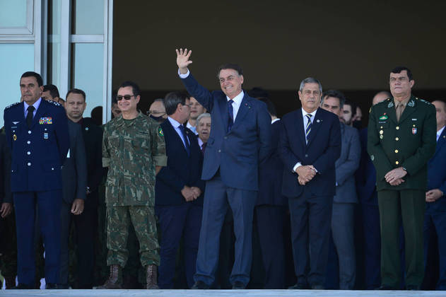 Bolsonaro e cúpula do governo em desfile militar na esplanada do Planalto