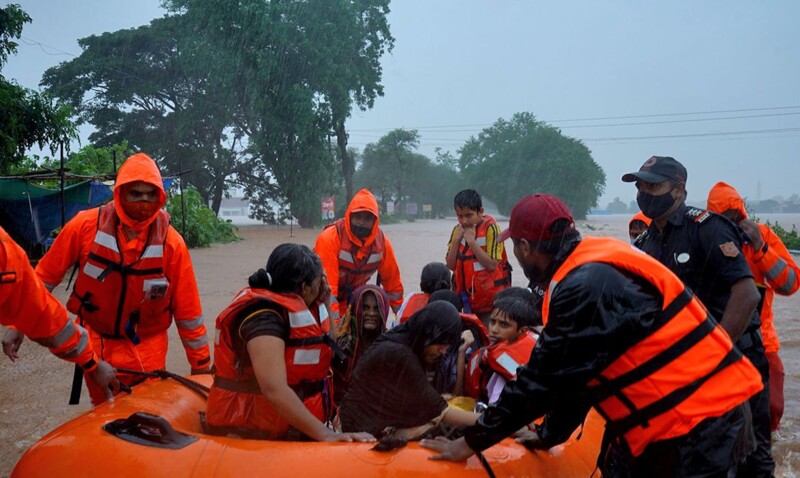 Enchentes e deslizamentos deixam pelo menos 67 mortos na Índia