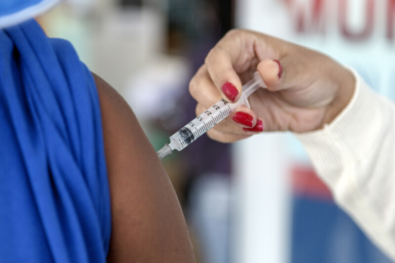 Cidade recebeu mais 24.770 doses da vacina Astrazeneca e outras 23.388 da Pfizer 