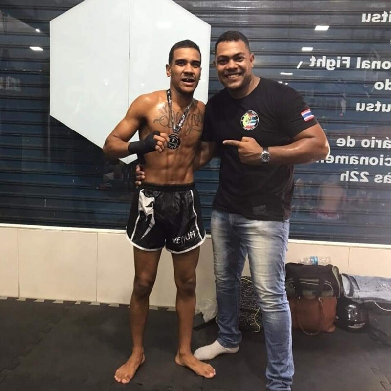 Wesley Costa (esquerda) ao lado do mestre Marcus Silva (direita)