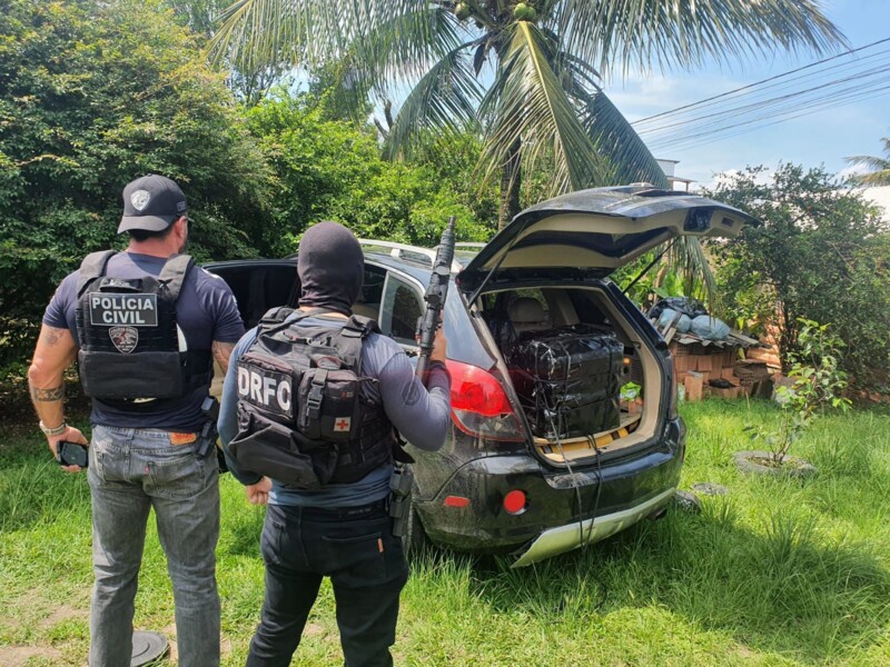 Duas pessoas foram detidas e uma grande carga de cocaína, cerca de 250 kg divididos em cinco malas, foi apreendida, além de um veículo