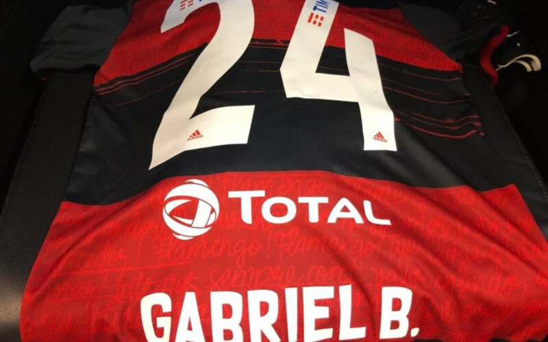 Gabigol já vestiu a blusa de número 24 em uma ação contra a homofobia