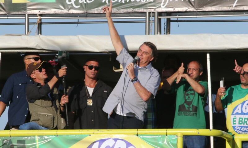 Bolsonaro discursa em manifestação 
