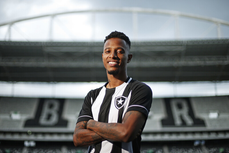 Botafogo anuncia contratação de Tchê Tchê