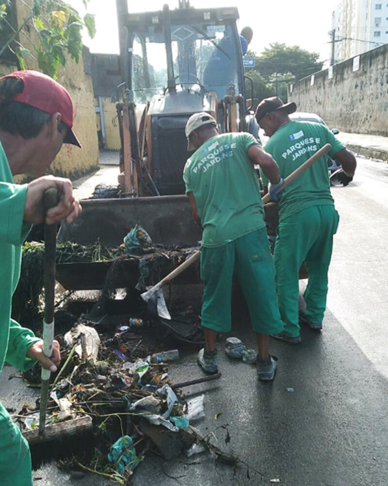 O lixo deixado nas ruas fora dos horários de coleta contribuiu para agravar o problema