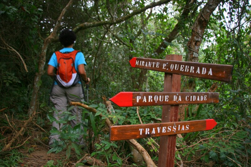 A trilha conecta paisagens dos municípios de Niterói e Maricá, ligando importantes unidades de conservação municipais e estaduais
