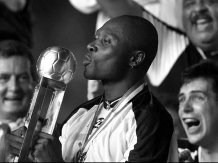 Freddy Rincón levantando a Taça do Mundial, em 2000