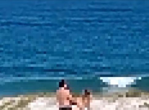 Casal é flagrado fazendo sexo em praia