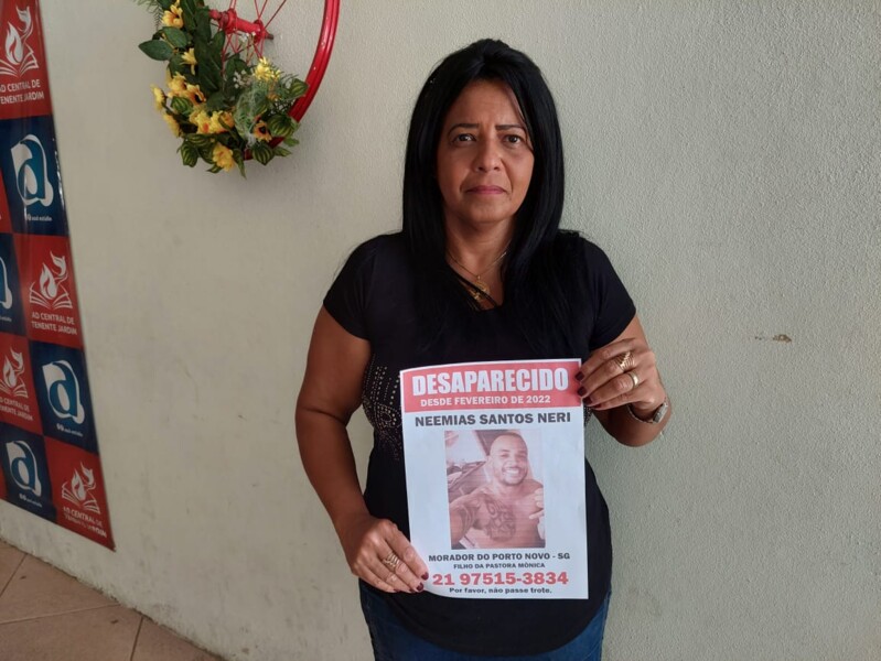 Pastora Mônica percorre toda a cidade com o cartaz do filho nas mãos
