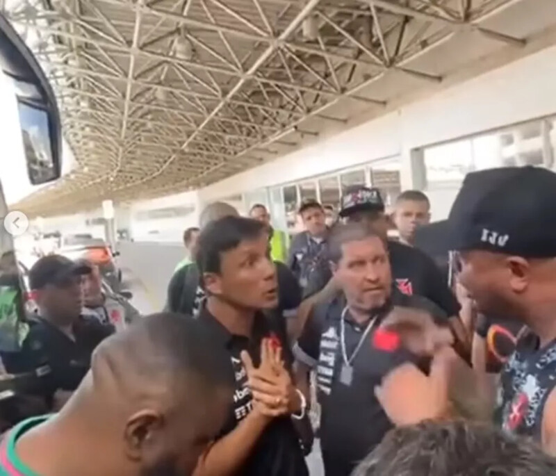 Organizada protestou contra a delegação do Vasco no aeroporto