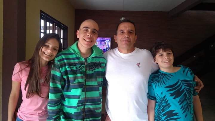 Registro do último Dia dos Pais com Lucas: da esquerda para direita, Marina (irmã), Lucas, Renato (pai) e Renan (irmão)