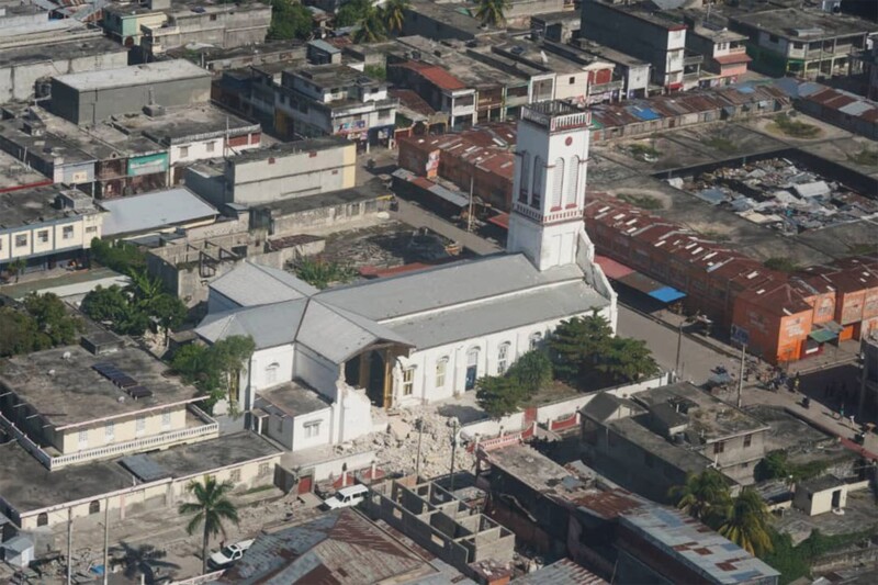 Imagem aérea publicada pelo primeiro-ministro do Haiti em sobrevoo em Les Cayes mostra igreja danificada pelo terremoto