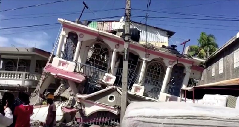 Edifícil tombou com os tremores sentidos em Les Cayes, no Haiti 