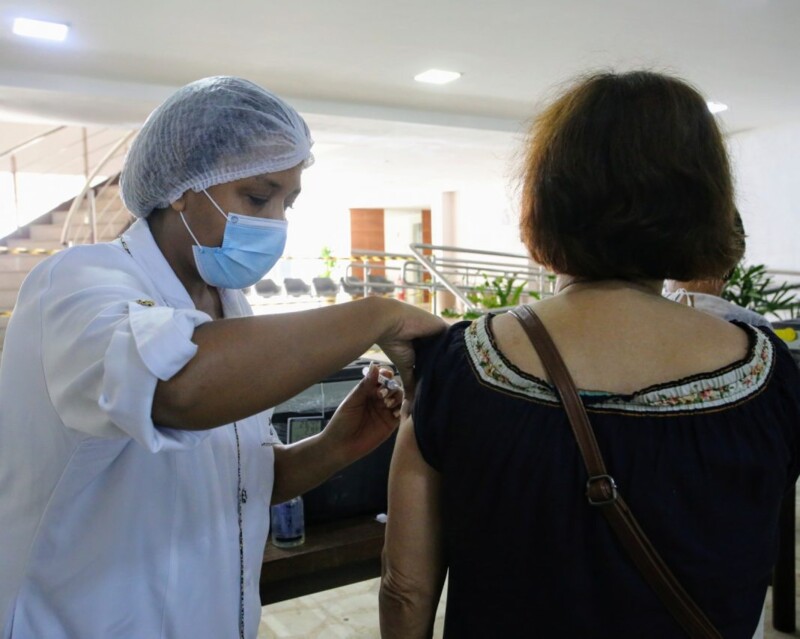 A vacinação continua forte em Niterói para os idosos