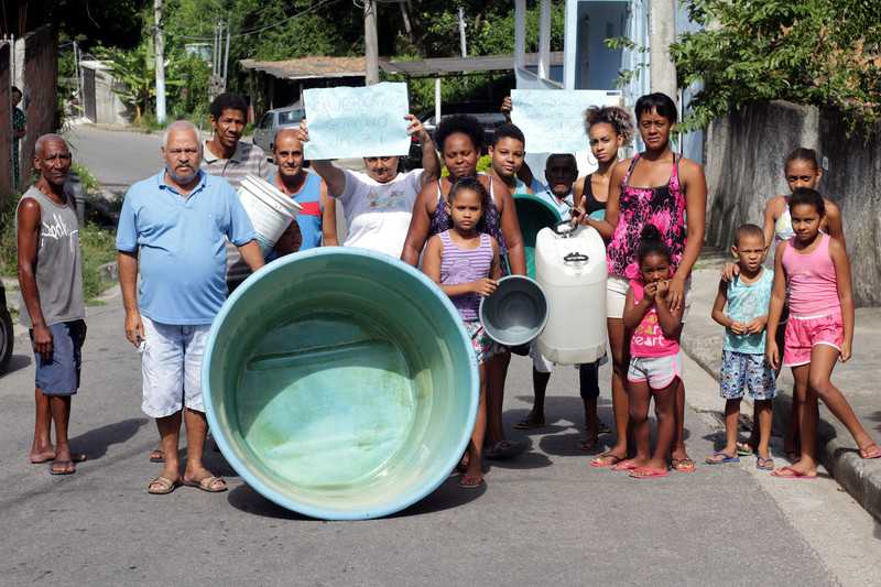 Moradores da Rua Sena Borges sofrem com as torneiras secas