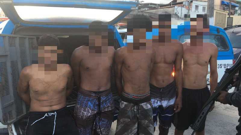 11 01 2018 Cinco presos com arma e drogas em Itambi