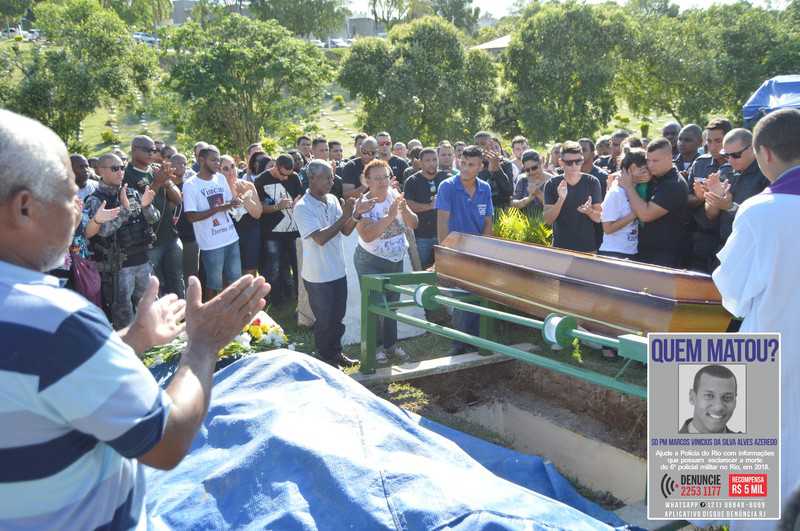 >> Familiares, amigos e colegas de farda comparecerem ao enterro do soldado PM, na tarde de ontem