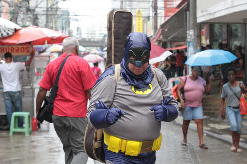  Peter Linde dos Santos é conhecido como o ‘Batman de Canoas’ e mora em SG há dois meses