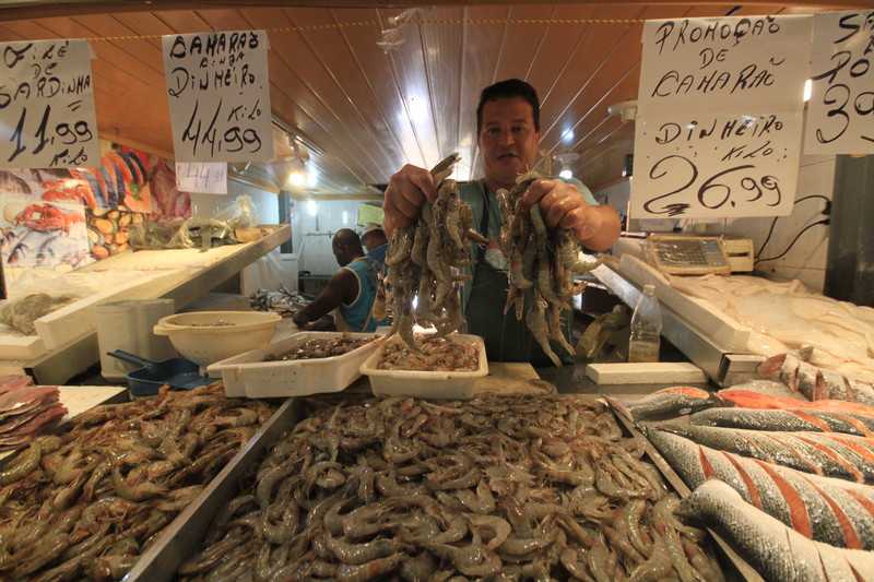 >> Comerciantes do Mercado de Peixes São Pedro já estão preparados para o aumento da demanda que todos os anos, é registrado durante a semana santa