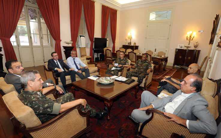 Encontro foi realizado com chefes de polícia e secretários no Palácio Guanabara na tarde de segunda
Foto: Carlos Magno