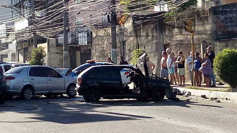 Veículos bateram próximo a praça do bairro Rocha