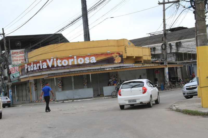 >> Comerciantes de vários bairros de São Gonçalo foram obrigados a baixar as portas por conta da morte do traficante Robozinho
