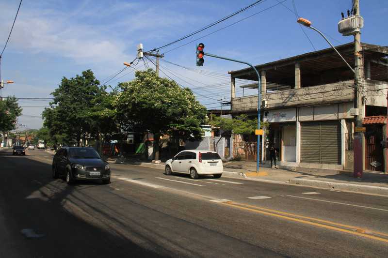 >> É comum ver o desrespeito à lei de trânsito em vários pontos da cidade, como na Avenida Maricá
Bairro Rocha