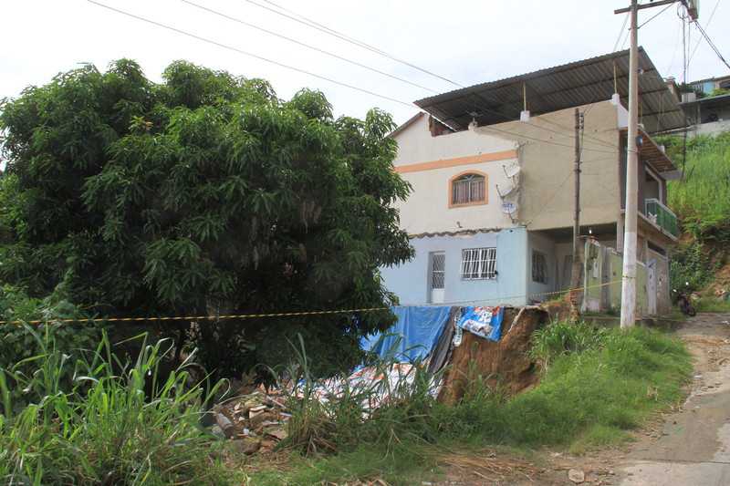 O muro de um terreno com cinco casas caiu de vez e um poste tombou em direção às residências
