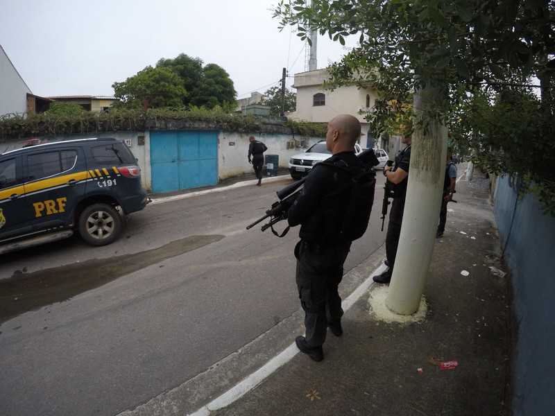 Polícia e Exército ocupam o Jardim Catarina e fazem 'pente fino' pelas ruas