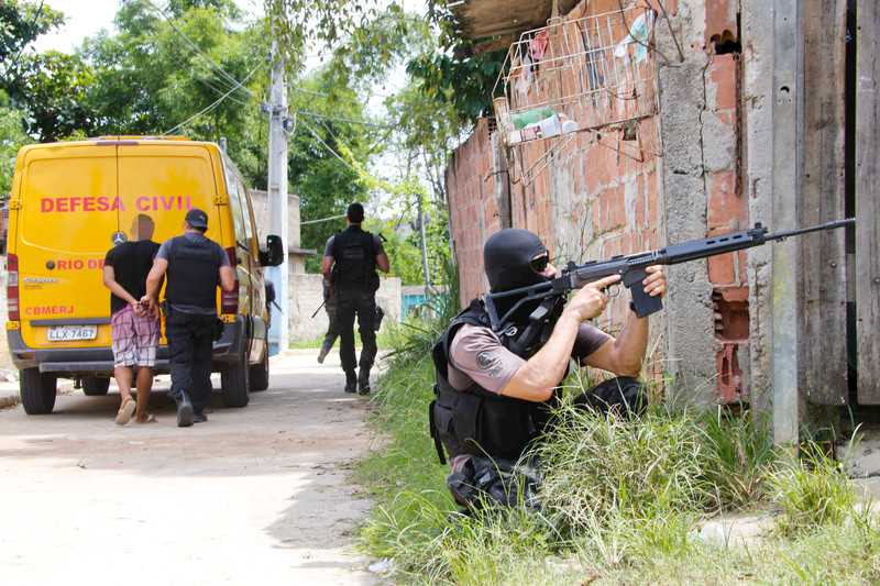 >> Durante a operação montada para localizar o corpo da idosa, os policiais da Divisão de Homicídios trocaram tiros com os traficantes do Morro Menino de Deus, no Rocha, em São Gonçalo