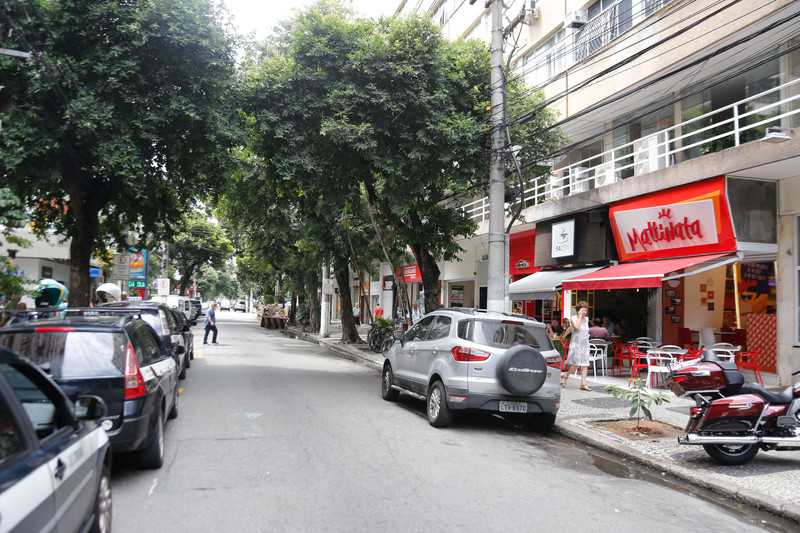 Um dia depois da divulgação das imagens de assaltantes rendendo clientes de uma lanchonete na Rua Moreira César, com fuzil e pistolas, traficantes do Cavalão ostentaram armas