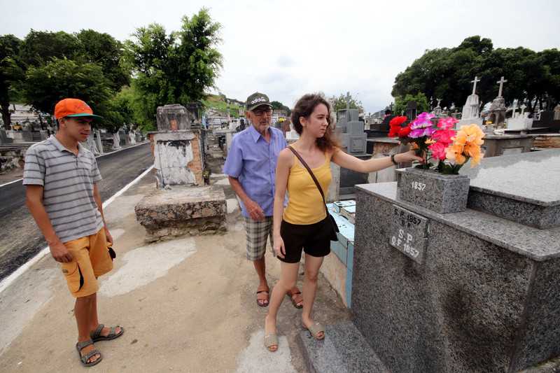 Famílias mantêm tradição nos cuidados com o túmulo 