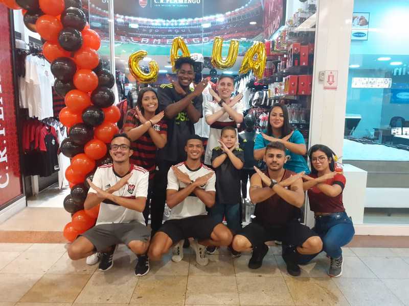 Funcionários da loja do Flamengo organizam festa surpresa para menino Cauã